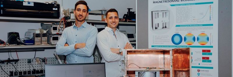 Die Masterstudenten Ivan Fomin und David Schote vor ihrem Tabletop-MRT