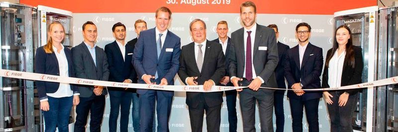 Zur Eröffnung des Fiege „Mega Center“ waren viele Vertreter aus Politik und Wirtschaft gekommen – unter anderem der nordrhein-westfälische Ministerpräsident Armin Laschet (Mitte).