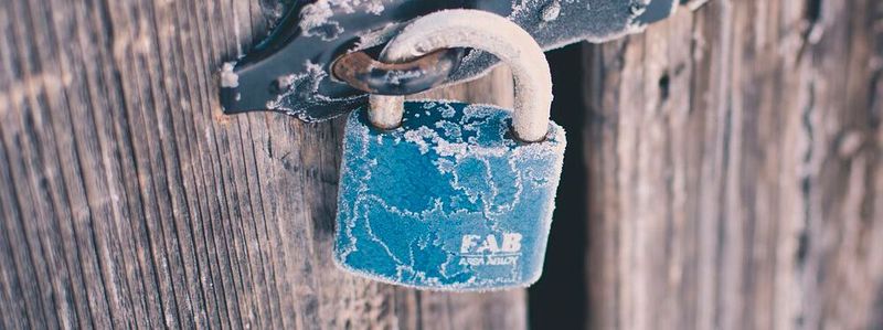 Die Server-Sicherheit ist entscheidend für den Schutz der IT-Infrastruktur, um vor System- und Geschäftsausfällen, Umsatzeinbußen und beschädigten Daten gefeit zu sein.