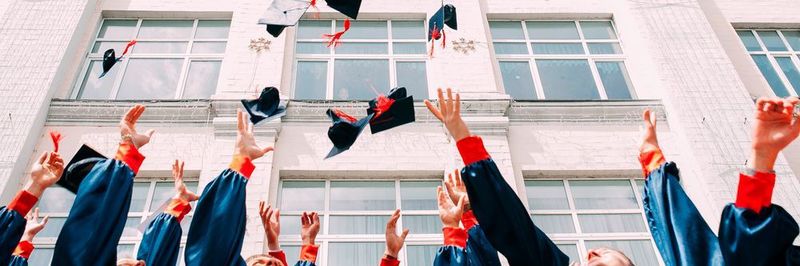 Graduates with a Bachelor's or Master's degree can win attractive prizes by taking part in the award.