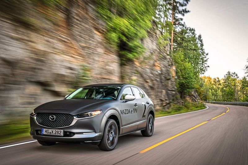 Unter der Haube der mattschwarz lackierten CX-30-Versuchsträger steckt ein 105 kW/141 PS starker Elektromotor.