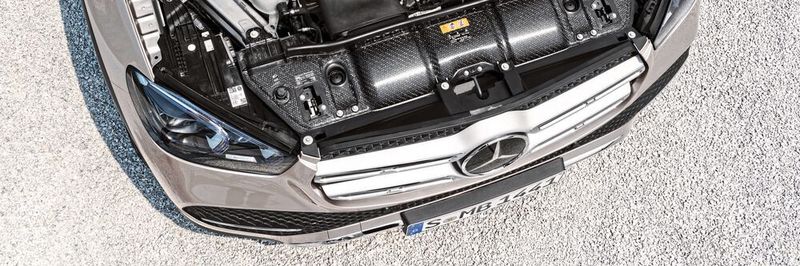 Die Fertigung beider Schalen des Frontendträgers erfolgt im Hybrid-Molding-Verfahren. Sie erlaubt die Integration verstärkender Rippen, Halterungen, Führungen und Öffnungen für Anbauteile sowie Schraubdome.