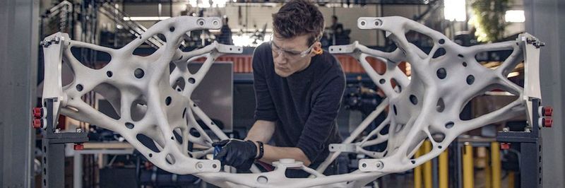 Im Autodesk-Technologiezentrum montierten die Mitglieder des Projektteams sorgfältig die Komponenten des Landers.