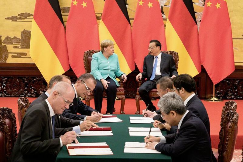 Matthias Zink (3. v. li.), Vorstand Automotive OEM der Schaeffler AG und Hu Zhongxiong, Bürgermeister der Stadt Changsha (2. v. r.), während der Unterschriftenzeremonie im Beisein von Bundeskanzlerin Angela Merkel und des chinesischen Ministerpräsidenten Li Keqiang.