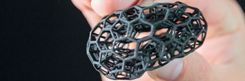 Das Material Ultrasint TPU 01 ist für das selektive Lasersintern (SLS) geeignet, wurde von der BASF und HP entwickelt und ist nun bei Materialise im Portfolio.