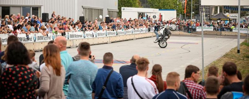 Die Motorradshow mit Dirk Manderbach begeisterte Groß und Klein.