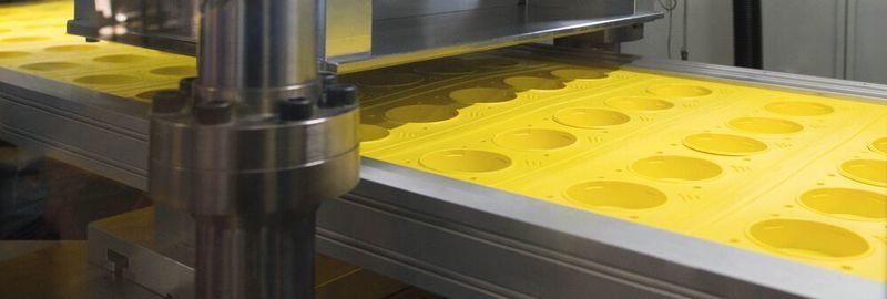 Das Programm an thermogeformten Standardprodukten startet mit zwei Designvarianten, die jeweils in zwei verschiedenen Materialien erhältlich sind: dem Eco-Universalschutz GPN 400 und 401 sowie dem Eco-Griffstopfen mit seitlicher Grifflasche GPN 480 und GPN 481.