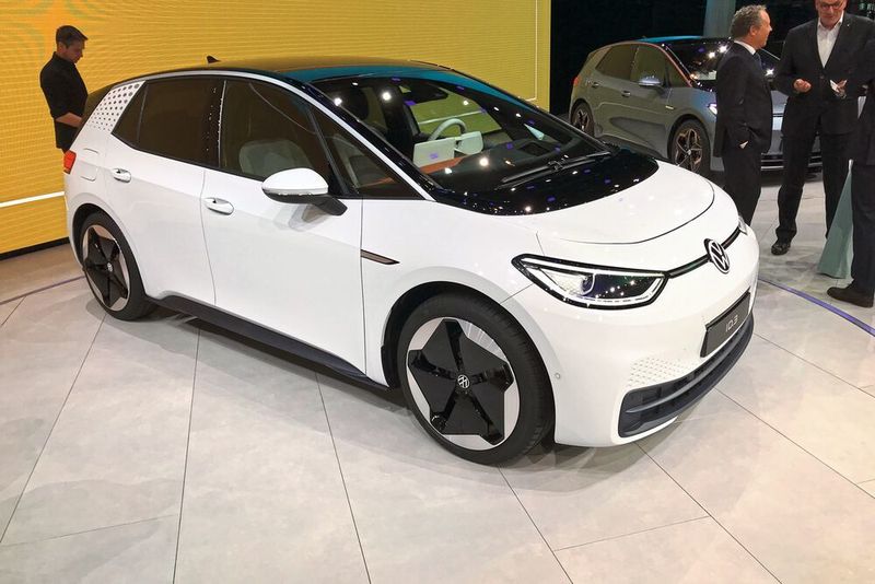 Drei Jahre nachdem Volkswagen sein elektrisches Concept Car ID vorstellte, präsentieren die Wolfsburger nun die Serienversion des ID 3 auf der IAA 2019.