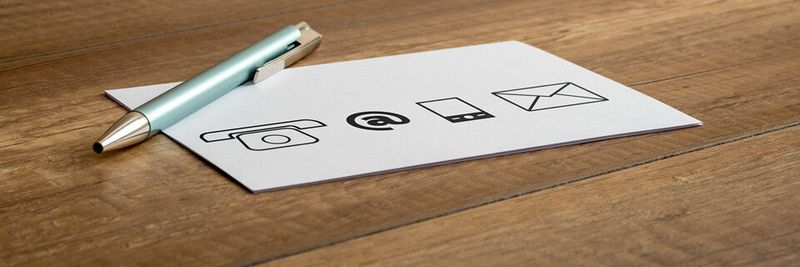 E-Mails, Telefon und Visitenkarten bestimmen noch immer die berufliche Kommunikation und den Datenaustausch.