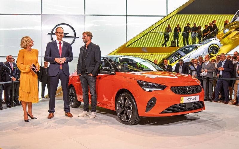 Opel-Chef Michael Lohscheller und Markenbotschafter und Liverpool-Trainer Jürgen Klopp präsentieren am Messestand die neuesten Modelle.