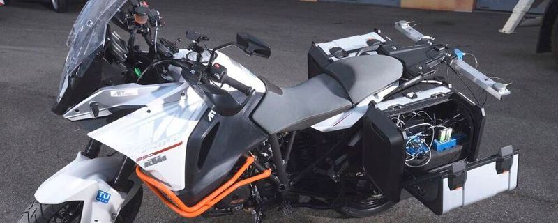 Die speziell präparierte KTM 1290 Super Adventure sammelt während der Fahrt sicherheitsrelevante Daten.