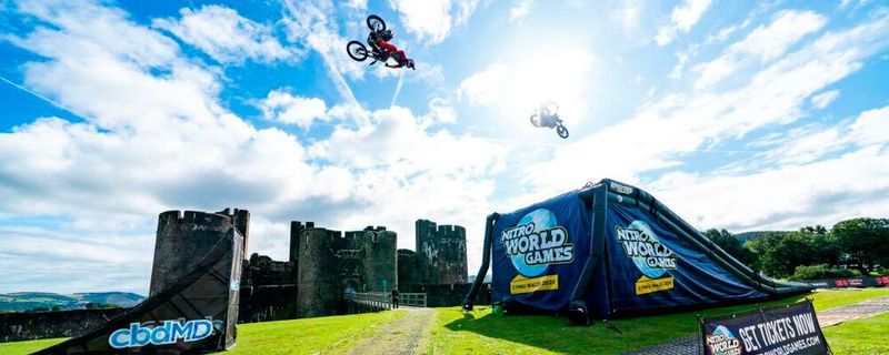 Der Double Backflip Train mit drei Fahrern. Ein neuer Weltrekord!