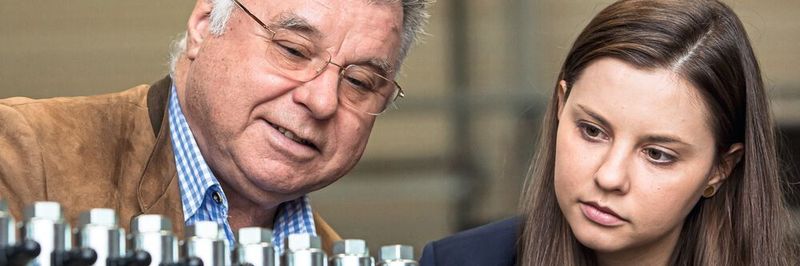 Carmen Schnupp, Geschäftsfuehrerin der Schnupp GmbH in Bogen, mit ihrem Vater und Seniorchef Konrad Schnupp: Sie können jetzt 40-jähriges Firmenjubiläum feiern.