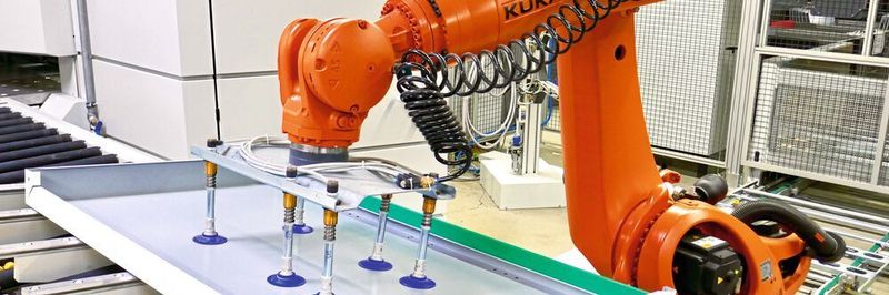 Der intelligente Entladeroboter stapelt fertige Biegeteile liegend oder stehend auf Paletten ab.