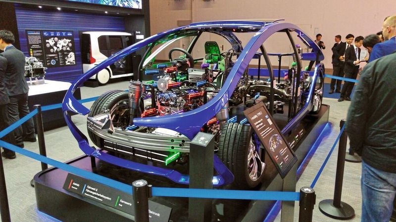 Der Automobilzulieferer Aisin zeigt in einem Fahrzeugdemonstrator seine Produktpalette.
