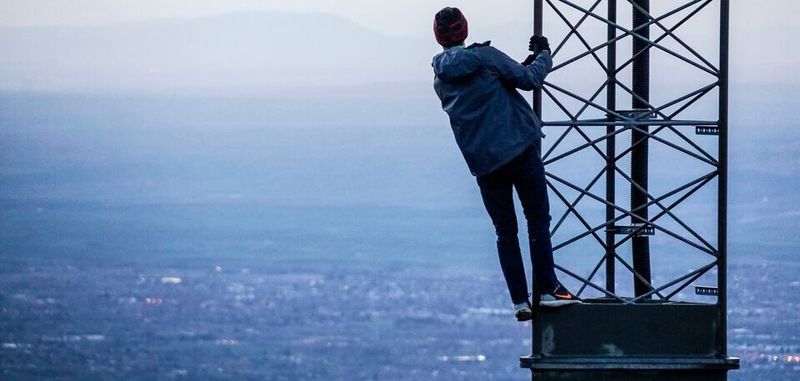 Mann am Mast: Wo ist er nur, der (5G-)Mobilfunk?