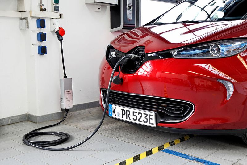 Noch ist Elektromobilität für die Kunden teurer als das Angebot bei Verbrennern.