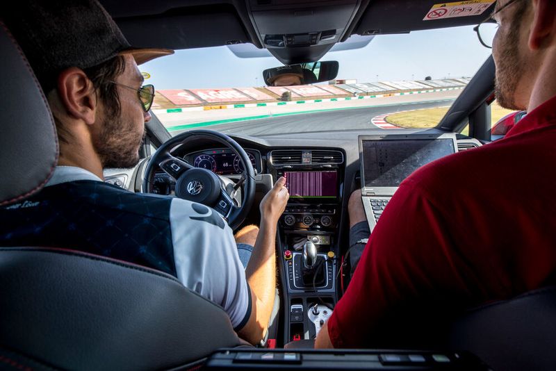Auf einer Teststrecke testen VW-Entwickler der Konzernforschung Fahrstrategien und Fahrverhalten autonomer Autos.