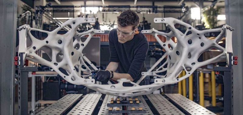 Im Autodesk-Technologiezentrum montierten die Mitglieder des Projektteams sorgfältig die Komponenten des Landers.