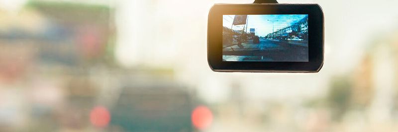 Mithilfe von Videoaufnahmen aus dem Auto kann Beweismaterial für einen Unfallhergang gesammelt werden.