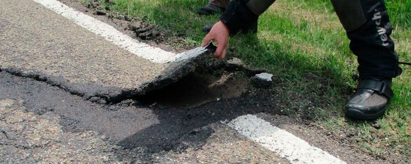 Kreisstraße zum Mitnehmen. Die Biker Union möchte mit der Bitumen-Rallye auf Problemstellen hinweisen, die Bikern gefährlich werden können.