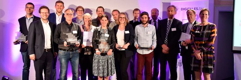 Digitalisierungsminister Jan Philipp Albrecht, Staatssekretärin Kristina Herbst und die diesjährigen Gewinner des „Best of Digitales.SH.“ bei der Preisverleihung