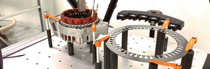 Elektrofahrzeugteile bei der Prüfung auf Renishaws Prüfgerät Equator.