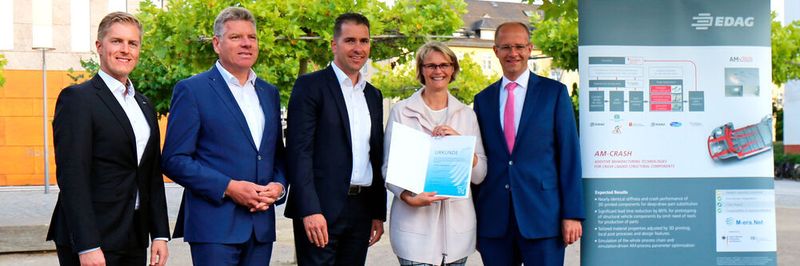 EDAG erhält BMBF-Förderung für deutsch-polnisches Forschungsprojekt „AM-Crash“: (v.l.n.r.) Richard Kordaß (EDAG), Dr.-Ing. Martin Hillebrecht (EDAG), Holger Merz (EDAG CFO), BMin Anja Karliczek, MdB Michael Brand