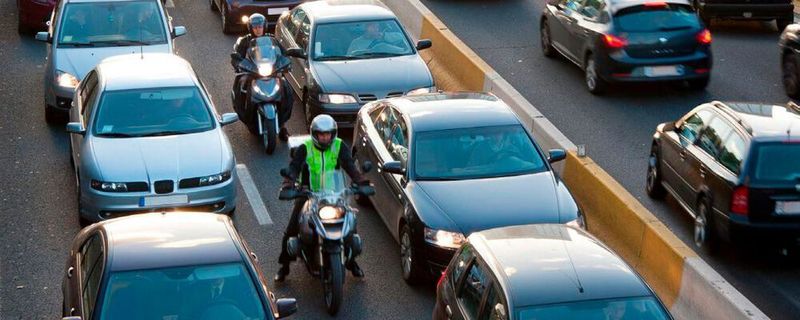 Motorräder befinden sich nicht unbedingt in der Mitte ihrer Spur. Eine weitere Herausforderung für Fahrzeugsensoren.