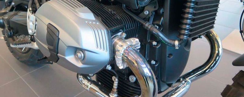 Die Auspuffkrone für die BMW R nine vervollständigt die Retro in drei Minuten.