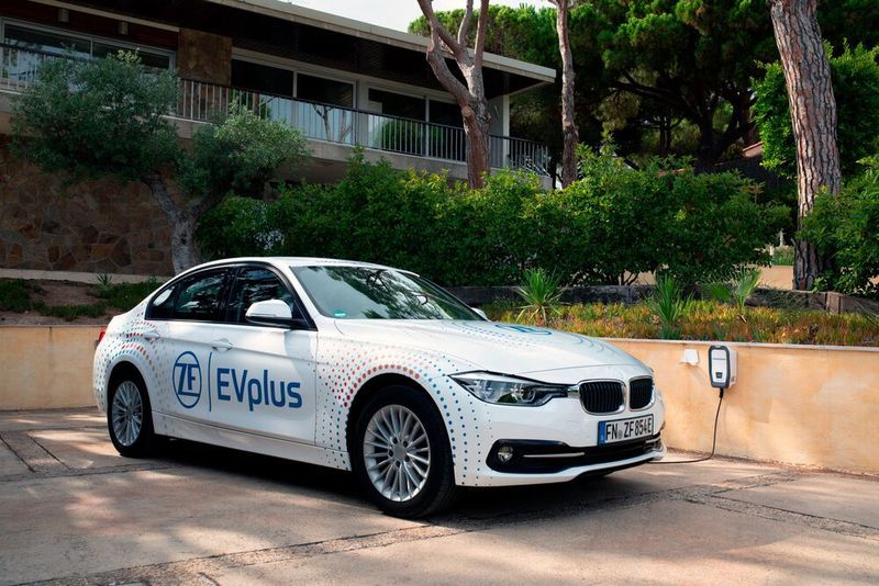 ZF hat seine Achtgang-Automatik-Getriebe schon so erweitert, dass diese problemlos zur Plug-in-Antriebseinheit umfunktioniert werden können.