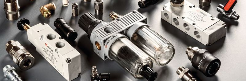 Breit: Das Pneumatik- und Fluid-Spektrum von Aignep: Fittings, Pneumatiksysteme und Fluidkomponenten.