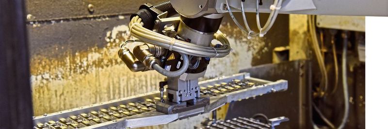 Aufgrund seiner voll gekapselten Bauweise kommt der Stäubli-Sechsachser mit den Bedingungen innerhalb der Schleifmaschine problemlos zurecht.