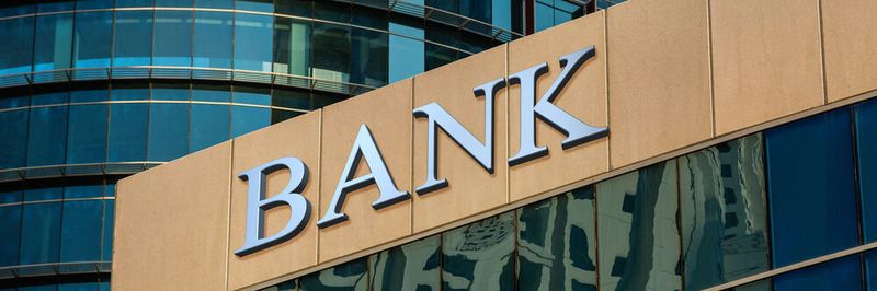 Die Konkurrenz zur Bank holt auf: Mehr als jeder Vierte vertraut Amazon, im Vorjahr war es noch jeder fünfte Befragte.