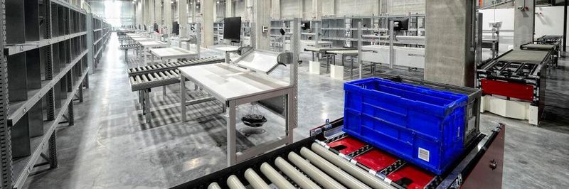 Bis zu 700 Mitarbeiter sollen im neuen Warendienstleistungszentrum von Breuninger – an Arbeitsplätzen von „Krieg Workflex“.