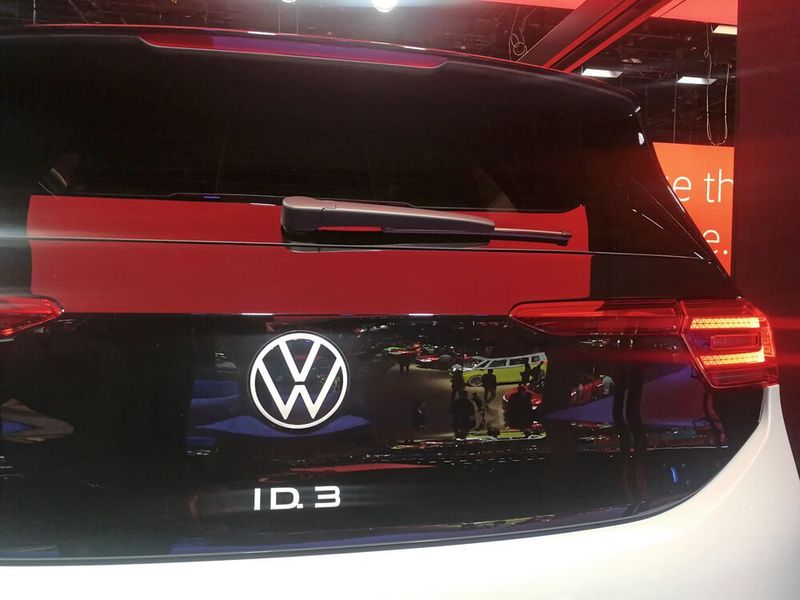 VW hat den ID 3 in Frankfurt auf der IAA präsentiert. Der Stromer basiert auf der E-Plattform MEB.