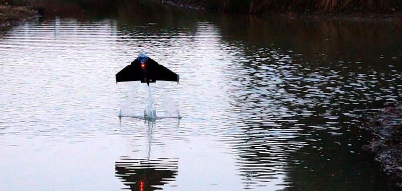 Unter Wasser und in der Luft: Der am Imperial College London und der Schweizer Empa entwickelte „Flugfisch-Roboter“ ist in der Lage, an der Wasseroberfläche Wasser aufzunehmen, von dort aus zu starten und sowohl durch die Luft zu gleiten als auch unter Wasser abzutauchen.