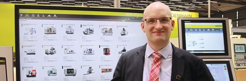 Maximilian Pirkl von Heidenhain präsentiert auf dem Messestand die neuen Funktionen des Statemonitor.