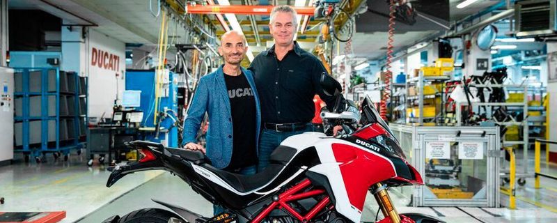 Ducati CEO Claudio Domenicali hat die Multistrada dem Käufer persönlich übergeben.
