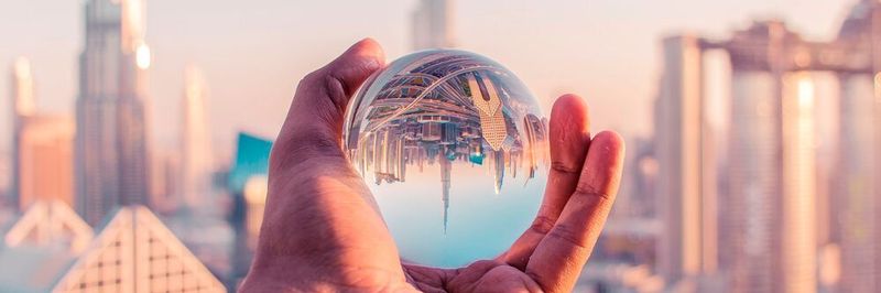 Planung und Forecasting machen einen großen Anteil des Arbeitsalltags eines Vertrieblers aus. Künstliche Intelligenz kann dabei unterstützen.