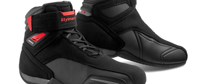 Vector: Eines der neuen Modelle aus der Sport U Kollektion von Stylmartin. Hier abgebildet in Schwarz-Anthrazit-Rot.