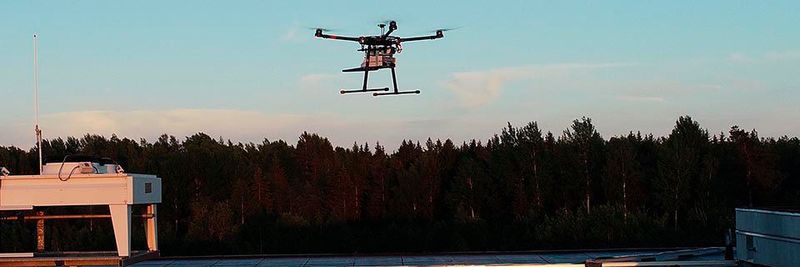 Der R&S TSMA6 Autonomous Mobile Network Scanner ist an einer Drohne angebracht.