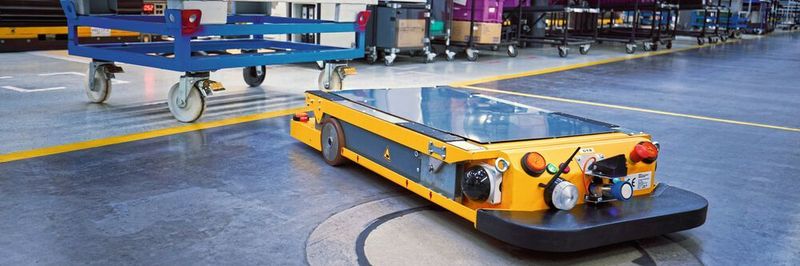Ein sogenannter „Smart Transport Roboter“ im BMW-Werk Regensburg. Die zweite Generation der Transportsysteme ist in eine gemeinsame IoT-Plattform eingebunden.