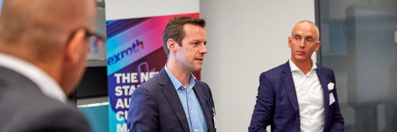 „Mit Ctrl X Automation haben wir radikal umgedacht“, erklärt Dr. Heiner Lang, bei Bosch Rexroth zuständig für Entwicklung und Automation bei der Präsentation im Vorfeld der SPS 2019, zusammen mit Steffen Winkler, Vertriebsleiter (im Bild rechts).
