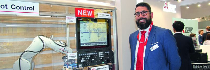 Jan Gesthuysen, Engineering Area Manager bei der Mitsibishi Electric Europe B. V. in Ratingen demonstriert die neue Steuerung.