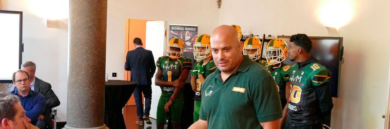 Beim Relaunch des neuen Portfolios waren Spieler der Kölner Football-Mannschaft Cologne Crocodiles anwesend, um einen Huddle zu demonstrieren.