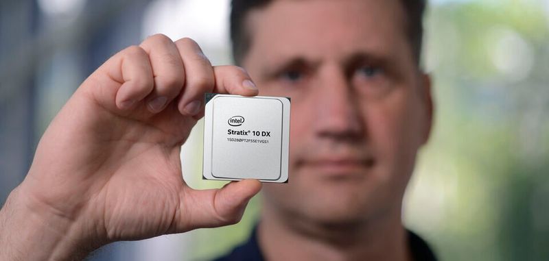 Rechenklotz: Patrick Dorsey, Vice President of Product Marketing von Intels Network and Custom Logic Group, zeigt stolz den neuen Stratix-10-DX-FPGA.