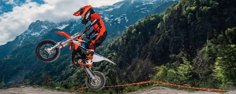 Die KTM SX-E5 ist ein Elektrobike mit dem auch Kinder auch Kinder auf die rennstrecke könnten.