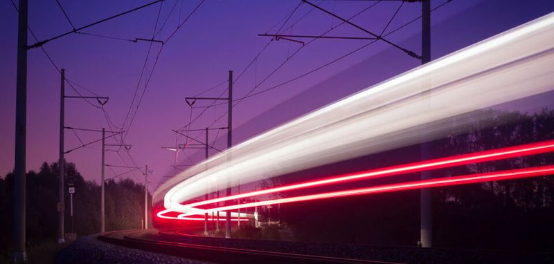 Die Daten werden unmittelbar vor Ort in einer Mobile Edge Cloud (MEC) verarbeitet, also in einem kleinen Rechenzentrum in direkter Nähe zur Mobilfunkstation.
