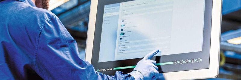 Auch mit Schutzhandschuhen lässt sich der große Full-HD-Multi-Touch-Monitor bedienen.